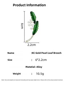 Vue détaillée de la broche feuille en émail avec dimensions 6cm x 2,2cm et perle