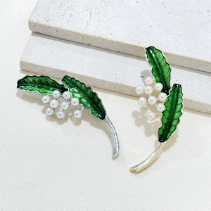 Broche vintage en émail vert et perles avec finitions argentées et dorées de luxe