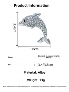 Détail de la broche dauphin argentée avec strass montrant les dimensions 3,4cm x 3,8cm