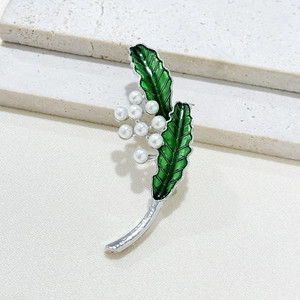 Broche vintage en forme de feuille avec émail vert et perles blanches sur branche