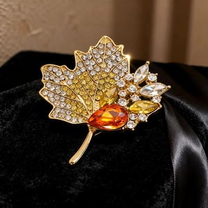 Elegant Maple Leaf Brooch With Rhinestones Luxury Alloy Crystal Lapel Pin For Women Coat Suit Autumn Fashion Jewelry Gift