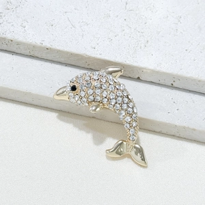 Élégante broche dauphin en or avec cristaux blancs étincelants pour la mode féminine