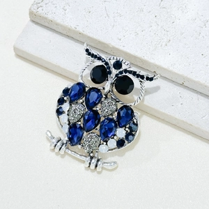 Exquisite vintage owl brooch with multicolor rhinestones on a silver alloy base