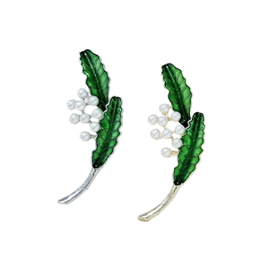 Broche feuille en émail vert style vintage avec perles blanches et finition antique