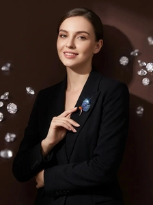 Détail d'une broche papillon bleue avec cristaux micro-pavés sur le revers d'un costume
