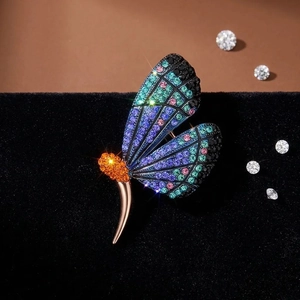 Élégante Broche Papillon en Strass Colorés pour Femmes Bijoux en Cristal Serti d'Alliage pour Banquet et Mariage