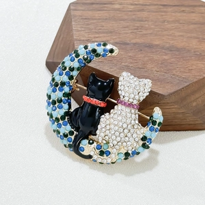 Exquisite Brosche mit Katze auf dem Mond aus Legierung mit Kristallen und Emaille-Finish