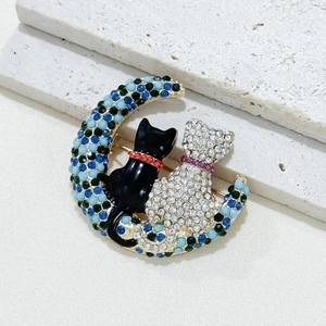 Modische Katzen-Brosche auf Mondsichel mit Strasssteinen und Emaille für Damen