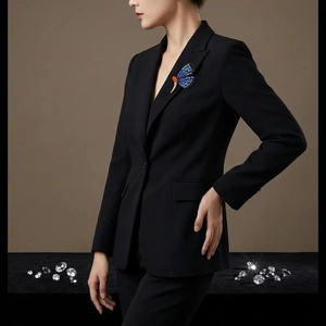 Broche papillon bleue élégante avec cristaux colorés sur le revers d'un blazer noir