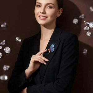 Élégante broche papillon bleue et violette avec cristaux sur un revers noir