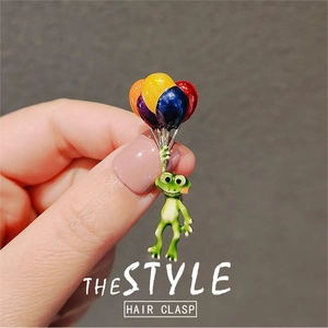 Mignonne Grenouille De Dessin Animé Tenant Des Ballons Colorés Broche En Alliage Émail Animal Pin De Revers Pour Vêtements Sacs Bijoux