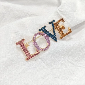 Trendige Gold Legierung LOVE Buchstabe Brosche Mit Bunten Strass Eingelegt Mode Reversnadel Für Damen Bekleidungszubehör