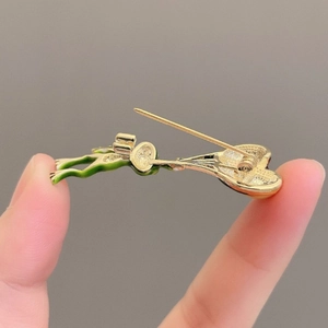Broche grenouille mignonne en émail vert et alliage doré avec fermoir sécurisé
