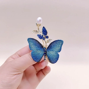 Broche Papillon Brodée Élégante Vintage pour Femmes Alliage Strass Bleu Broche en Maille avec Künstliche Perle d'Imitation Bijoux Cadeau