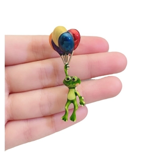 Broche grenouille mignonne avec ballons colorés, épingle créative en métal émaillé