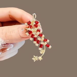 Détail d'une broche pétard rouge créative avec étoiles dorées pour le Nouvel An chinois