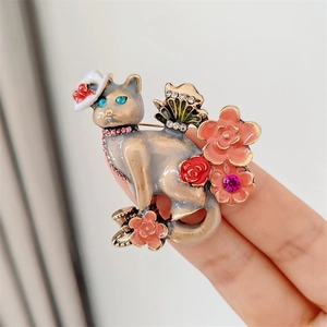 Broche chat vintage en émail avec fleurs et strass étincelants pour vestes et blazers