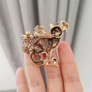 Broche chat vintage dorée avec finition peinture à l'huile et dos en métal texturé