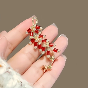 Broche de Nouvel An chinois en forme de pétard rouge avec étoiles dorées et cristaux