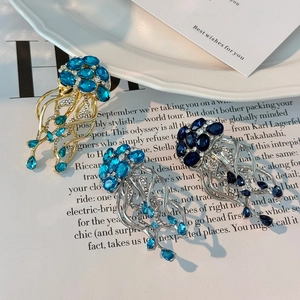 Ensembles de broches méduse élégantes avec strass bleus sur fond de magazine de mode
