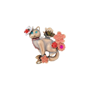 Broche chat vintage avec fleurs émaillées et yeux en strass bleus sur fond blanc