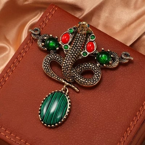 Vintage Antikgold Legierung Schlangen Brosche Mit Grünen Roten Strasssteinen Und Kunstmalachit Anhänger Für Damen Schmuck Geschenk