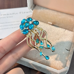 Vue macro d'une élégante broche méduse aux cristaux bleus et tentacules en strass