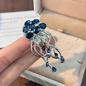 Exquise broche méduse en argent avec pierres précieuses bleu foncé et cristaux brillants
