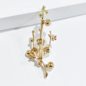 Elegante spilla a ramo di prugno dorata con petali in resina bianca e piccoli decori