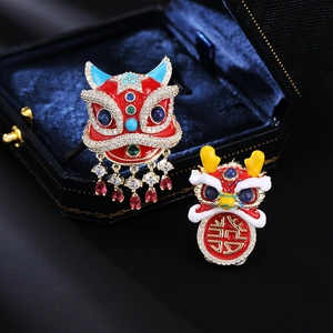 Makro-Detail der chinesischen Löwenbrosche mit roter Emaille und funkelnden Kristallen