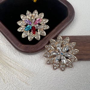 Elegante broche de girasol chapado en oro con cristales de colores y brillantes diamantes