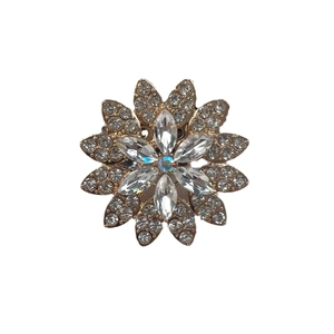 Broche de flor con cristales brillantes y pétalos dobles en acabado dorado para mujer