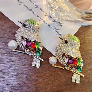 Elegant Alloy Colorful Rhinestone Bird Brooch Pin With Faux Artificial Pearl Sparkling Animal Breastpin For Women Suit Coat Jewelry
