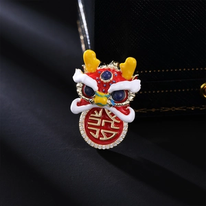 Exquisite chinesische Neujahrs-Löwentanz-Brosche mit Emaille und funkelndem Glücksbringer