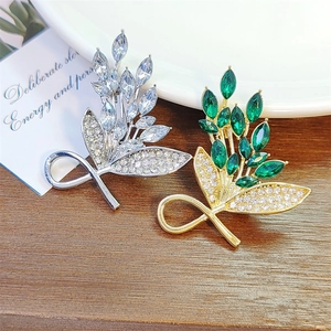 Elegant Alloy Leaf Flower Brooch Rhinestone Inlaid Emerald Green Pin For Women Coat Suit Accessory Fresh Sweet Jewelry Gift