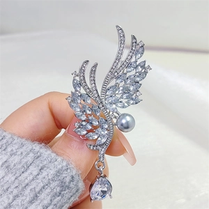 Broche ailes d'ange élégante avec zircons clairs, perle grise et pendentif en cristal