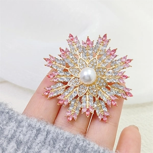 Eleganter Sonnenblumen-Anstecknadel mit rosa Kristallen und Perle auf Goldbasis