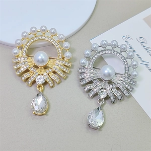 Palace Style Artificial Pearl Brooch Alloy Rhinestone Water Drop Pendant Pin Vintage Women Jewelry For Wedding Banquet Gold Silver