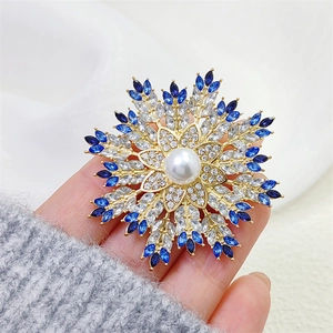 Eleganter Legierung Zirkonia Schneeflocke Brosche Pin Mit Kunstperle Vergoldet Radial Blume Brosche Für Damen Schalclip Schmuck