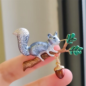 Cute Japanese Style Squirrel Acorn Pendant Brooch Pin Alloy Enamel Animal Breastpin For Men Women Creative Fashion Accessory Gift