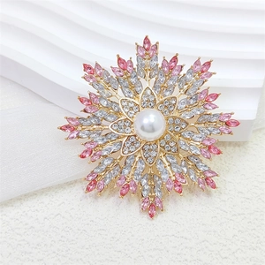 Detail der Sonnenblumen-Brosche mit rosa Kristallen, Perle und goldener Beschichtung