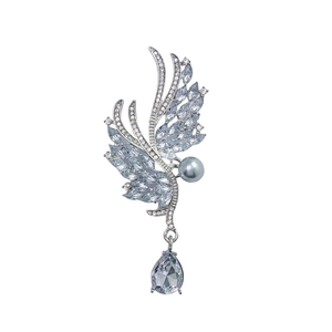 Broche ailes d'ange en argent avec gemmes bleues, perles et pendentif en cristal taillé