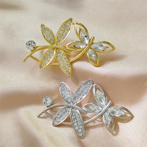 Elegante goldene und silberne Libellen-Blumen-Broschen mit Strass auf Seidenstoff