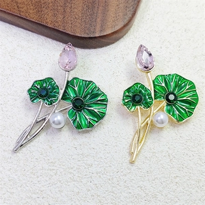 Elegante Spilla a Foglia di Loto in Smalto Con Fiore di Cristallo Rosa Perla Artificial Bianca Lega per Donna Accessori Gioielli