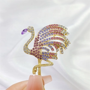 Broche flamant rose étincelante avec cristaux violets et strass dorés
