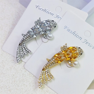 Elegante goldene und silberne Koi-Broschen mit funkelnden Kristallen und weißen Perlen