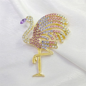 Détail macro de la broche oiseau flamant rose avec strass et placage doré