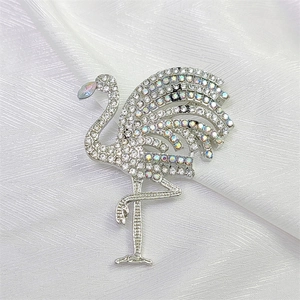 Broche flamant rose étincelante avec strass en cristal sur base en alliage argent