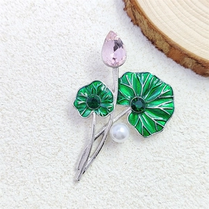Elegante spilla a foglia di loto con smalto verde, bocciolo di cristallo rosa e perla
