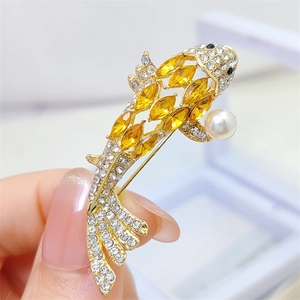 Eleganter Legierung Koi Fisch Brosche Für Damen Funkelnde Strass Eingelegt Gold Silber Galvanisiert Künstliche Perle Tier Anzug Nadel Schmuck